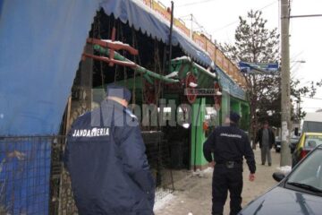 Terasa unui bar-restaurant din Burdujeni, transformată în piață de vânzare a brazilor de Crăciun