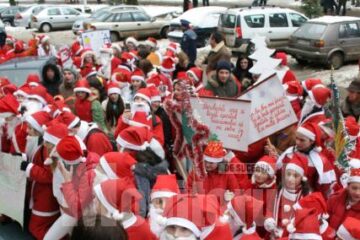 Colindători: Moșii Crăciun au invadat Suceava