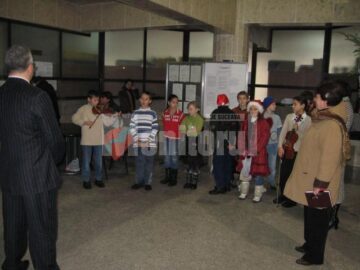 Spiritul sărbătorilor: Sute de colindători au asaltat Primăria Suceava