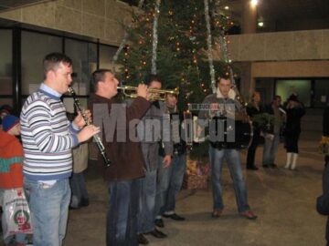 Spiritul sărbătorilor: Sute de colindători au asaltat Primăria Suceava