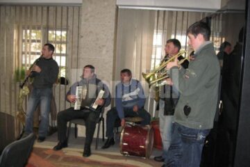 Spiritul sărbătorilor: Sute de colindători au asaltat Primăria Suceava