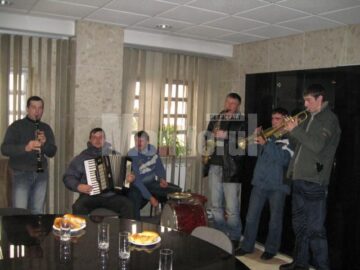 Spiritul sărbătorilor: Sute de colindători au asaltat Primăria Suceava