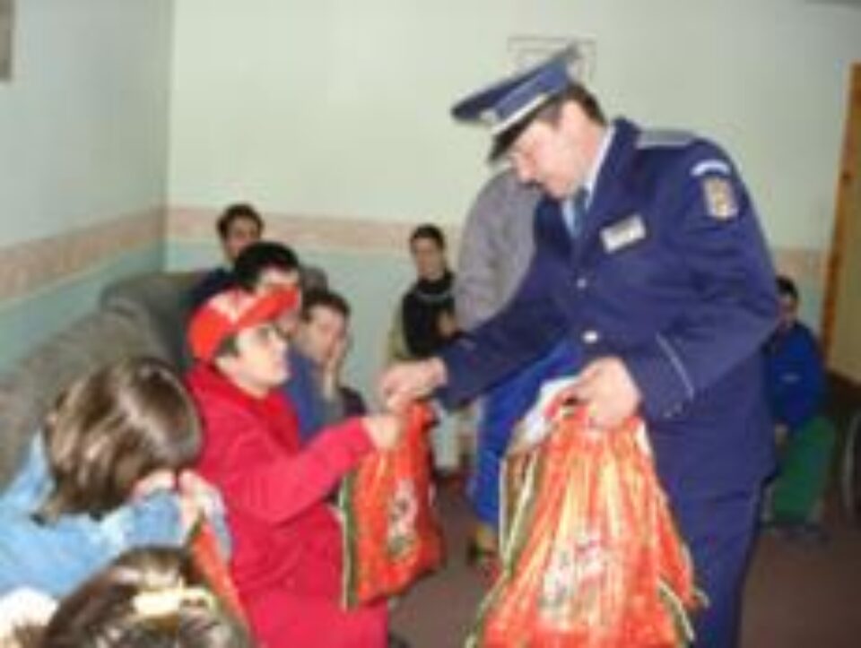Cadouri: Moș Crăciun în uniformă de polițist și pompier