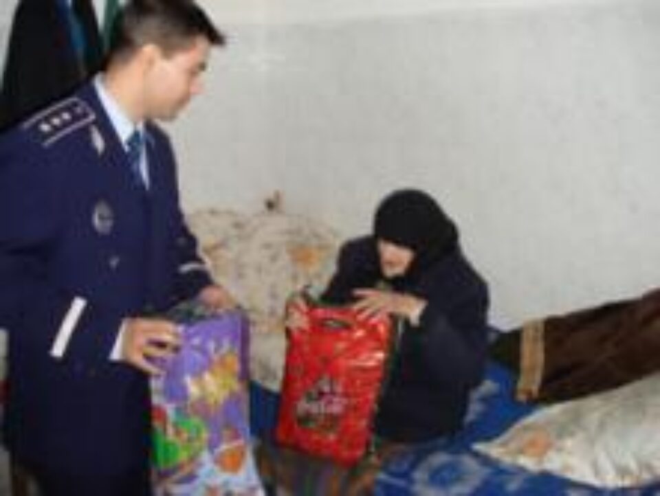 Cadouri: Moș Crăciun în uniformă de polițist și pompier