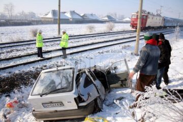 Opel-ul Kadett a fost izbit în plin de locomotiva marfarului 53325