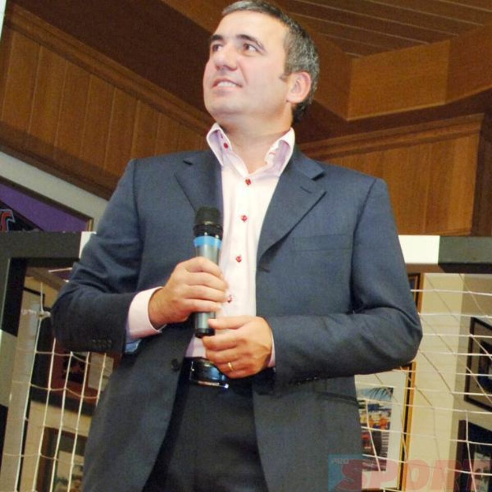 Hagi: „Iartă-l, Doamne, că nu știe ce zice”