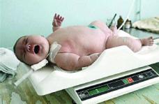 Maternitatea Suceava: 15 familii au primit câte un bebeluș de la moș Crăciun