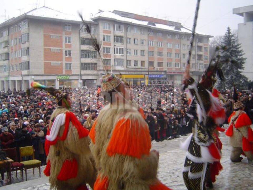 Astăzi: Alaiul măștilor și parada portului popular