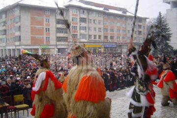 Astăzi: Alaiul măștilor și parada portului popular