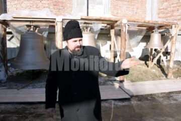 Preotul paroh al Catedralei „Nașterea Domnului” Suceava, Petru Argatu, explicând despre clopote