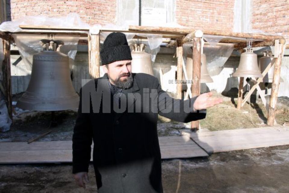 Preotul paroh al Catedralei „Nașterea Domnului” Suceava, Petru Argatu, explicând despre clopote