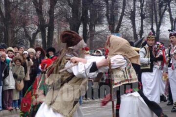 Tradiții: Peste 1.000 de participanți la Festivalul obiceiurilor de iarnă de la Vatra Dornei