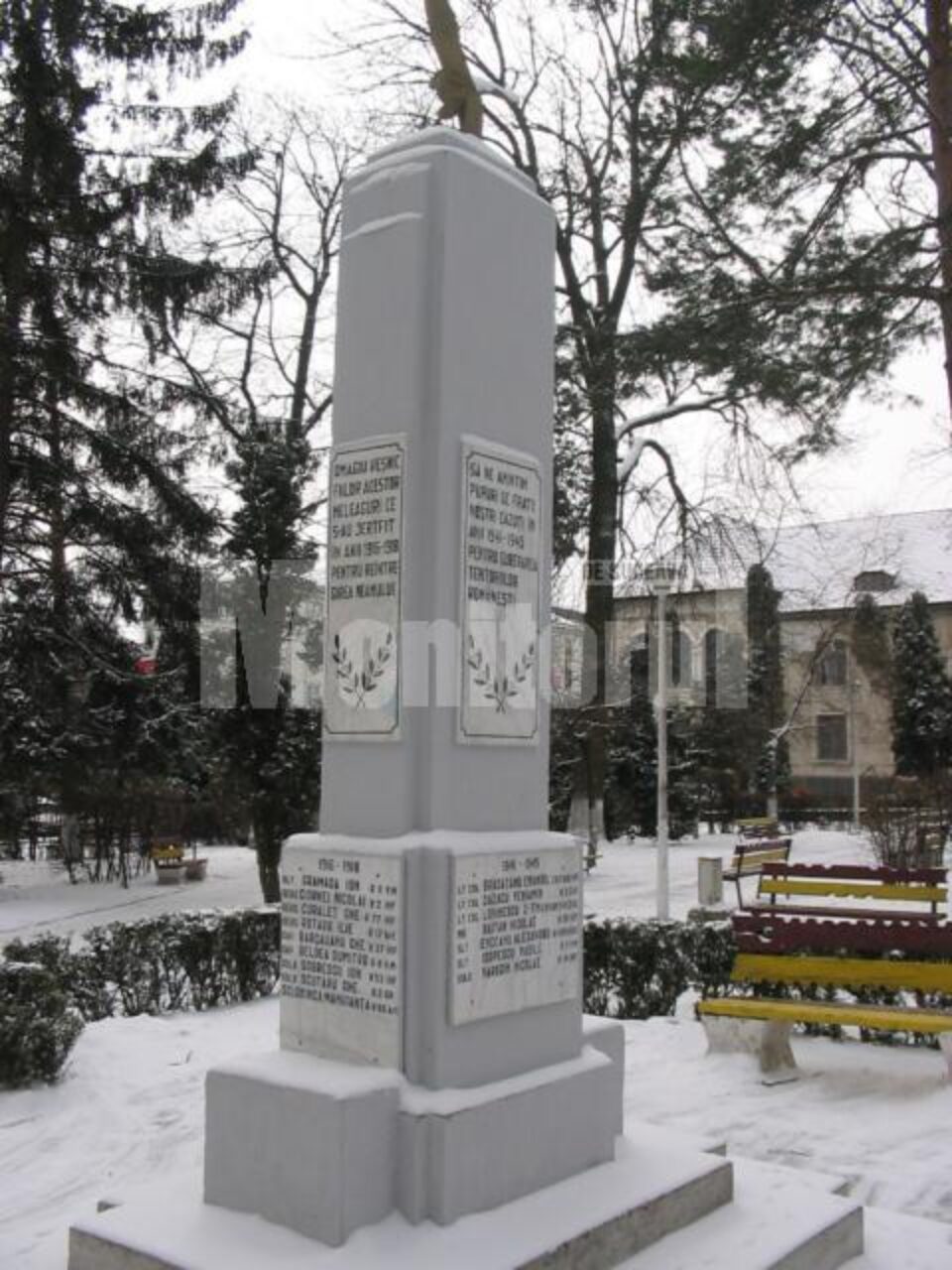 Statuia din parcul Central al Sucevei, e tot ce a rămas să ne amintească de cei care și-au vărsat sângele pentru a-i apăra pe semenii lor Statuia din parcul Central al Sucevei, e tot ce a rămas să ne amintească de cei care și-au vărsat sângele pentru a-i apăra pe semenii lor