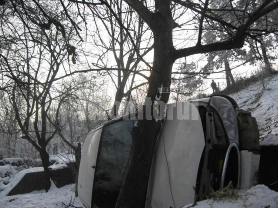 Accident spectaculos: Au zburat 20 de metri cu tot cu mașină