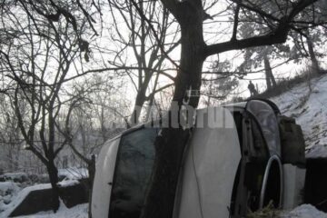 Accident spectaculos: Au zburat 20 de metri cu tot cu mașină