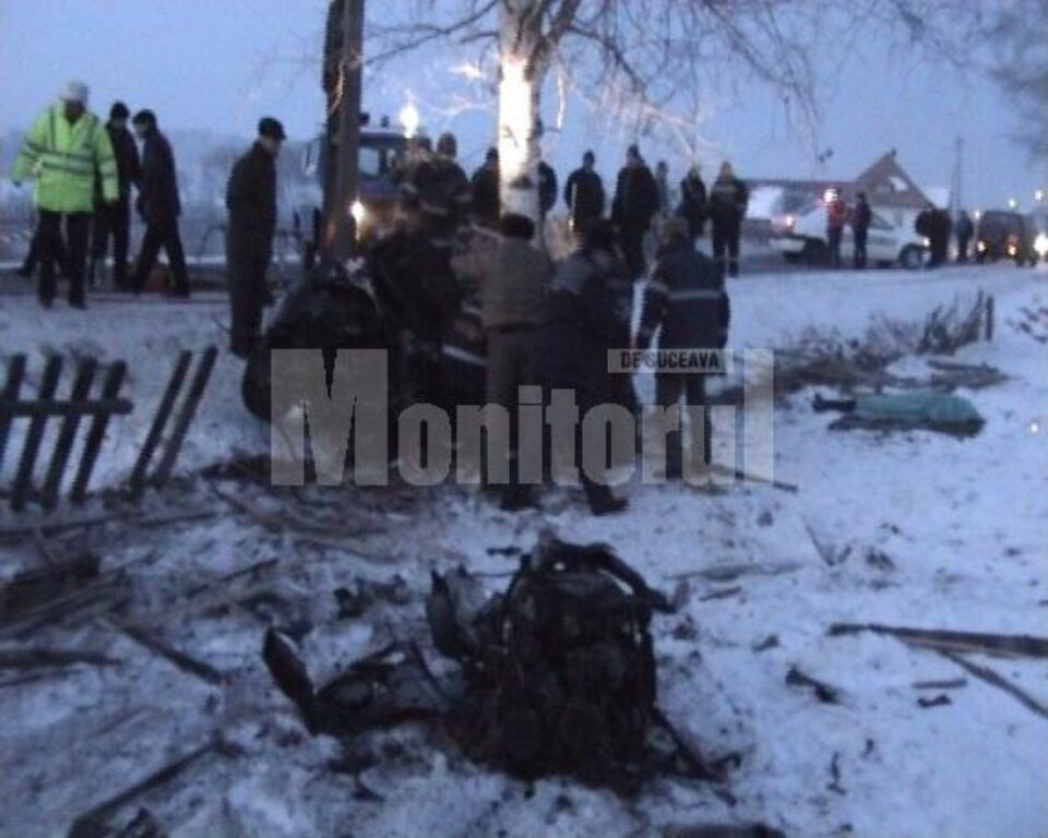 Moarte pe șosea: Trei tineri, striviți în mașină