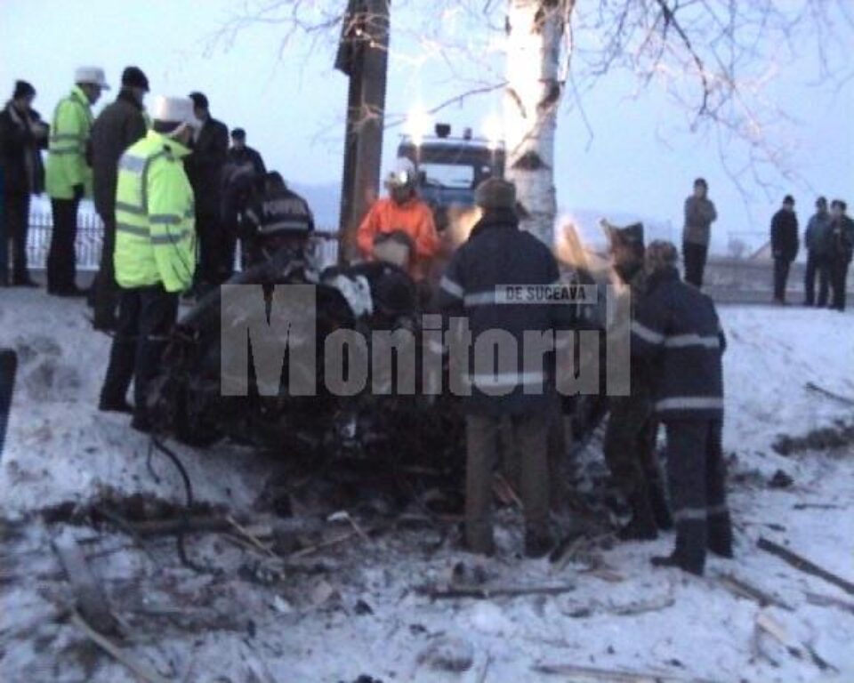 Trei tineri au murit pe loc, după ce mașina în care se aflau s-a strivit de un copac Trei tineri au murit pe loc, după ce mașina în care se aflau s-a strivit de un copac