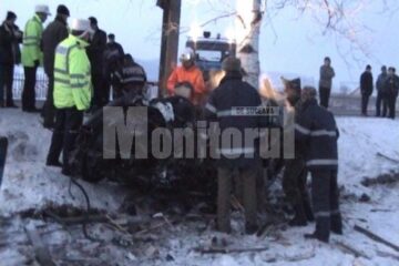 Trei tineri au murit pe loc, după ce mașina în care se aflau s-a strivit de un copac