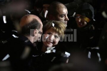 Președintele Traian Băsescu felicitându-și soția cu ocazia noului an, alături de bucureștenii adunați în Piața Constituției