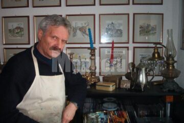 La Anghel-Vasile Siminiuc, obiectele de colecție devin motive artistice în lucrările de pictură