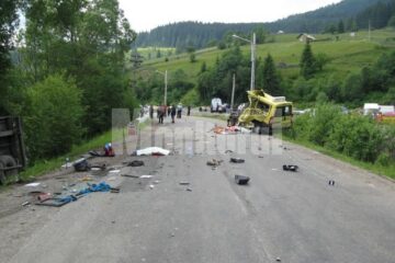 În cea mai cumplită tragedie din 2007, un microbuz școlar a fost izbit din lateral de un tir