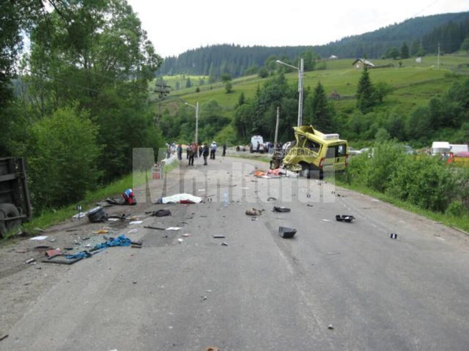 În cea mai cumplită tragedie din 2007, un microbuz școlar a fost izbit din lateral de un tir În cea mai cumplită tragedie din 2007, un microbuz școlar a fost izbit din lateral de un tir