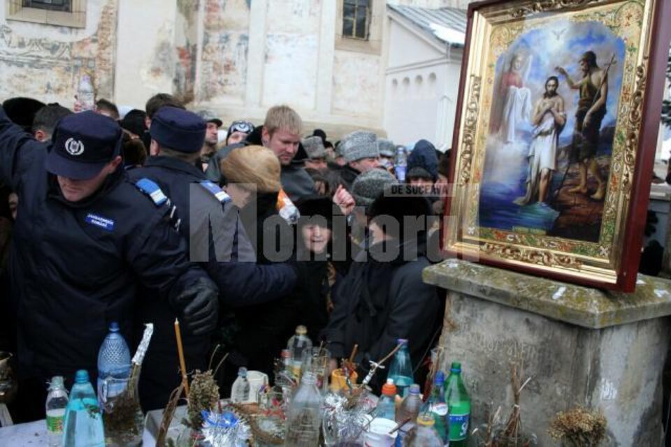 La toate bisericile și mănăstirile din județ s-a săvârșit ieri slujba de sfințire a apei La toate bisericile și mănăstirile din județ s-a săvârșit ieri slujba de sfințire a apei