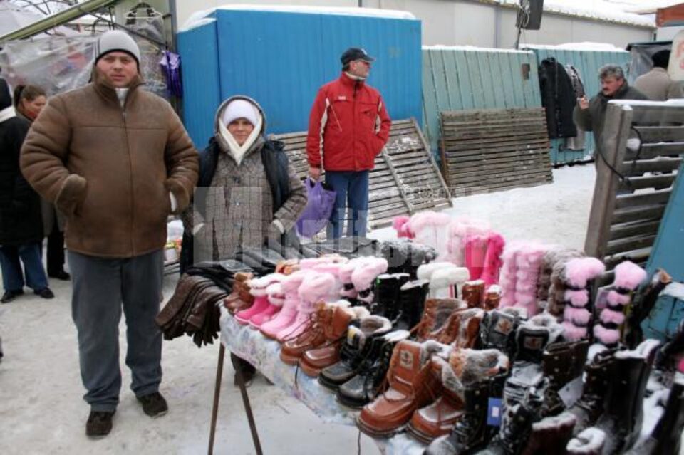 În bazar, comercianții au suferit de frig, iar cumpărătorii s-au arătat doar sporadic În bazar, comercianții au suferit de frig, iar cumpărătorii s-au arătat doar sporadic