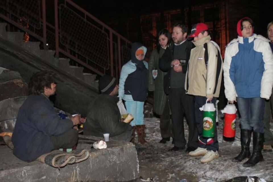 Copiii dintr-un centru de plasament și-au donat mâncarea copiilor străzii