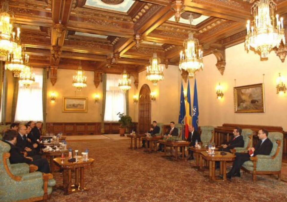 Astăzi, la ora 11: Băsescu, mediator între sindicate și Guvernbase