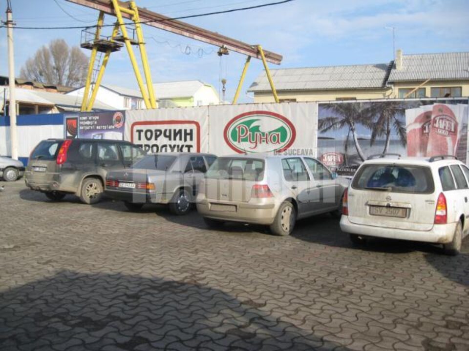 Mașini românești în parcările magazinelor din Ucraina