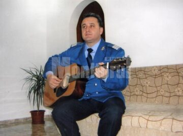 Plutonierul adjutant Gicu Blanaru este îndrăgostit de chitară