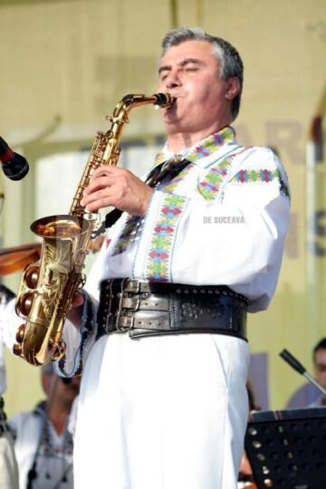 Cântând la saxofon