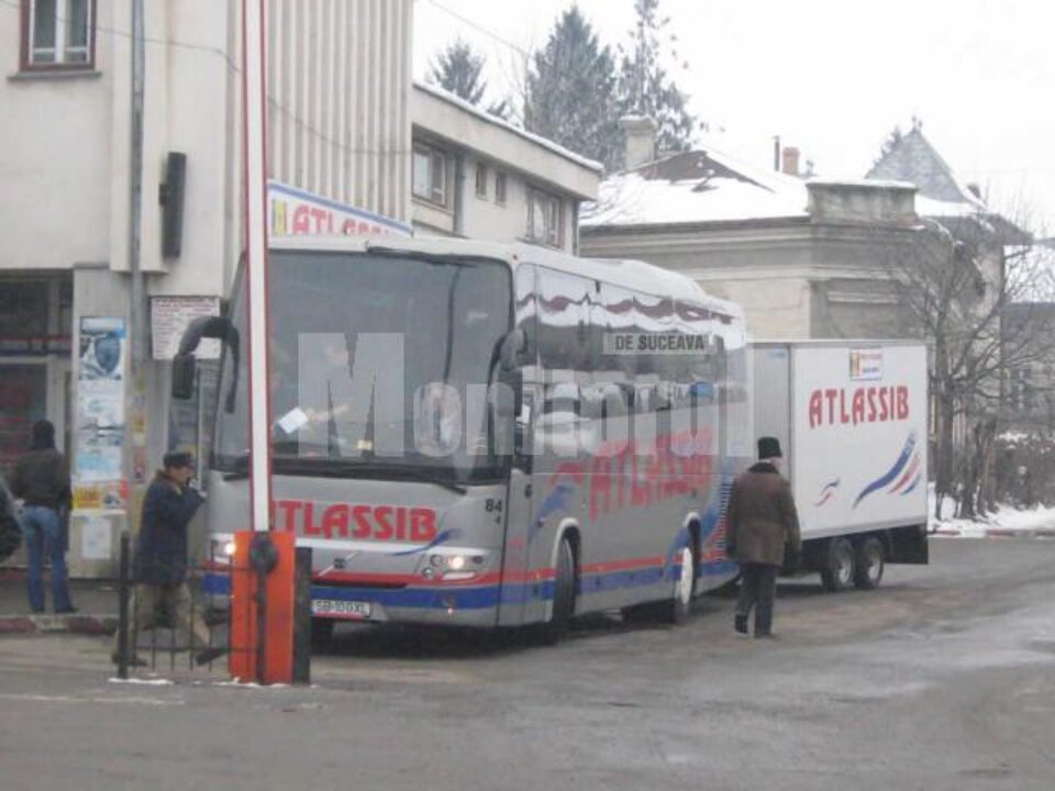 Programat să plece la ora 4.30, autocarul companiei de transport Atlassib s-a pus în mișcare abia după ora 9.00 Programat să plece la ora 4.30, autocarul companiei de transport Atlassib s-a pus în mișcare abia după ora 9.00