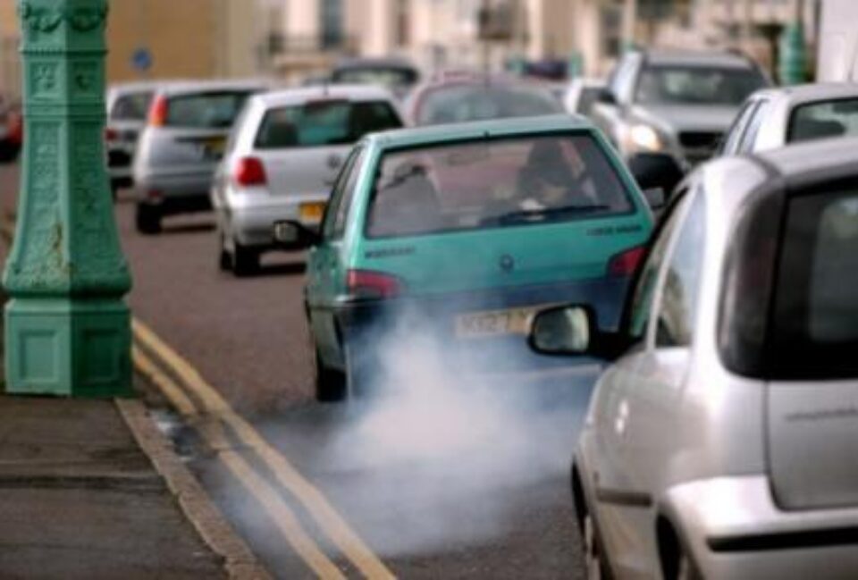 Taxa auto se triplează la mașinile noi, dar scade sensibil la cele vechi