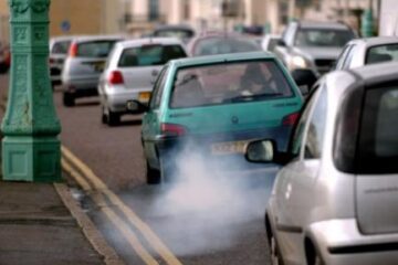 Taxa auto se triplează la mașinile noi, dar scade sensibil la cele vechi