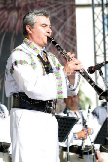 Talent: Cântă la 11 instrumente