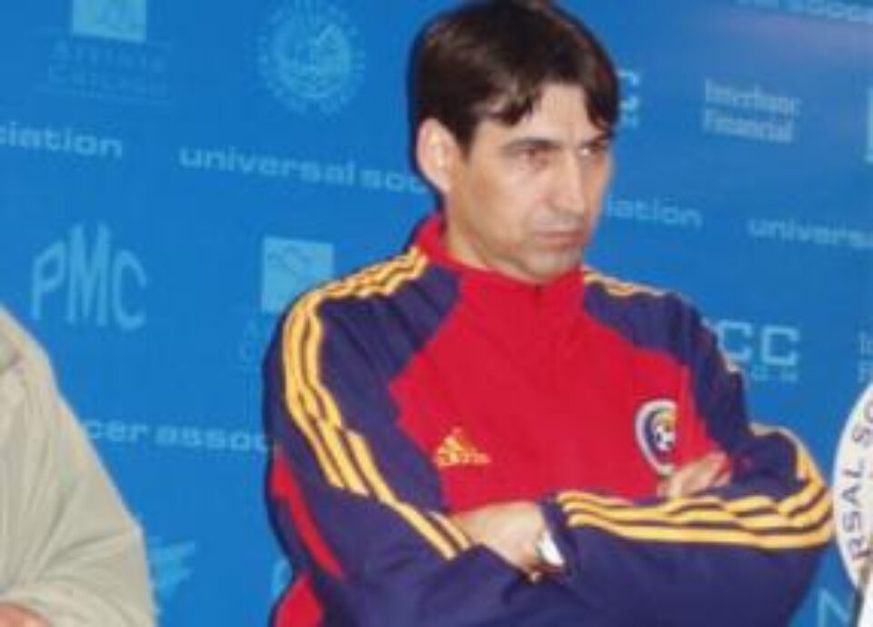 Pițurcă ține aproape de van Basten Pițurcă ține aproape de van Basten