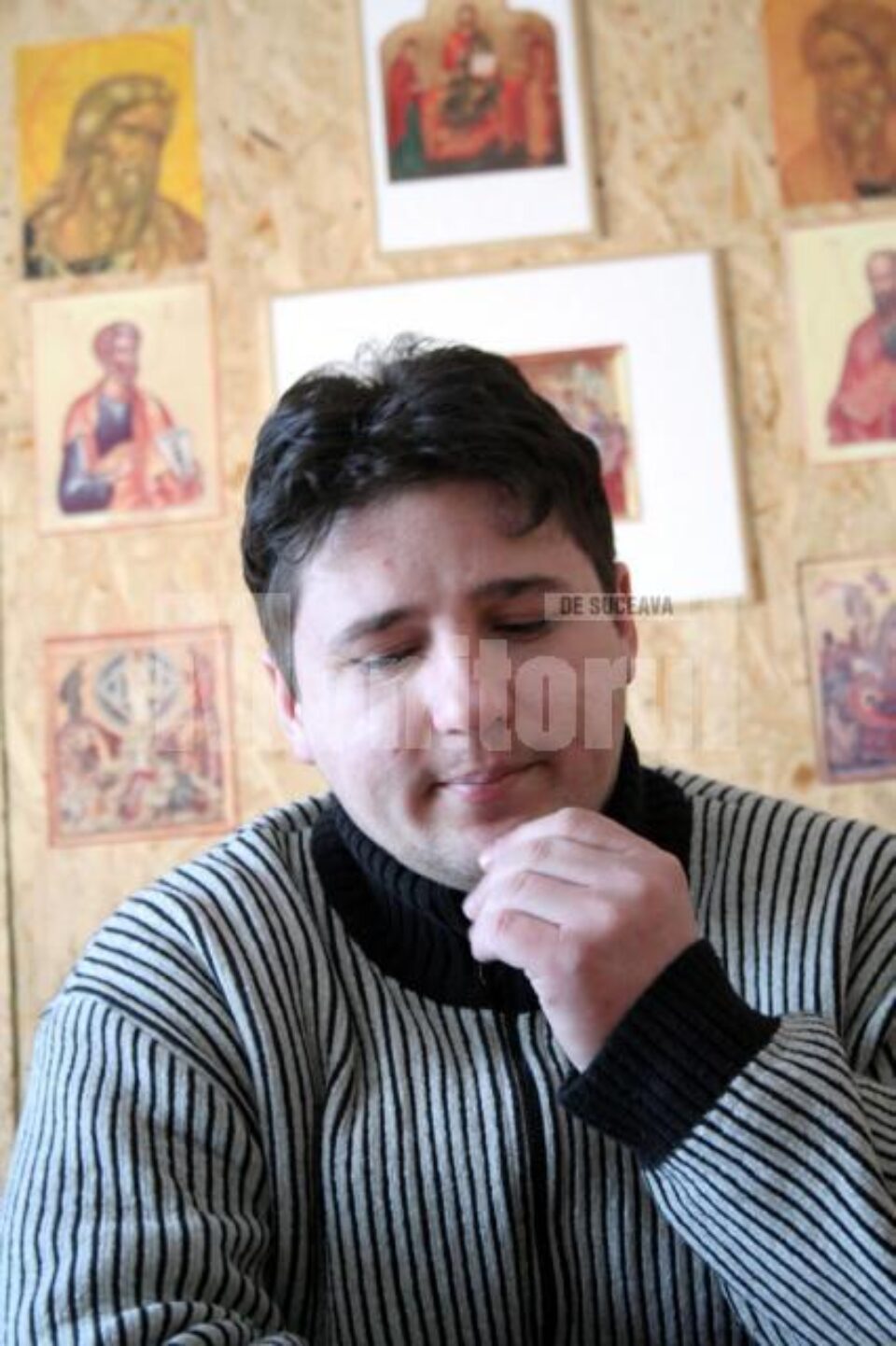 Prin meseriile pe care le practică, dascăl, ziua, și lăutar, noaptea, Mihai Botezat aduce fericire oamenilor