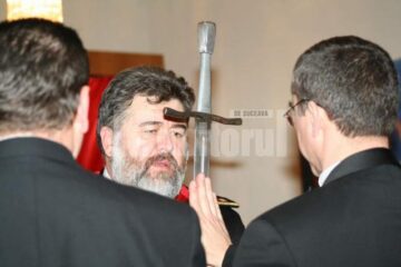 Potolincă este acuzat că percepe sume de 3.500 de euro pentru a unge diferite persoane drept „cavaleri de Malta”.