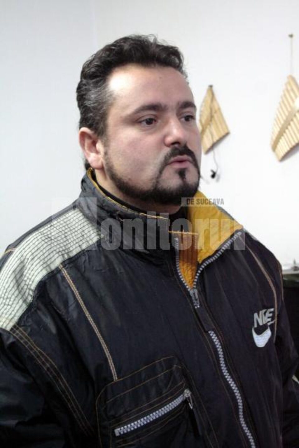 Soluție: Cântă rock, pentru a strânge bani pentru școala lor
