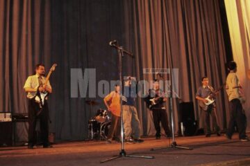 „CSC” este o trupă de muzică a copiilor de la Centrul Școlar, condusă de profesorul Romeo Constantin Grosu