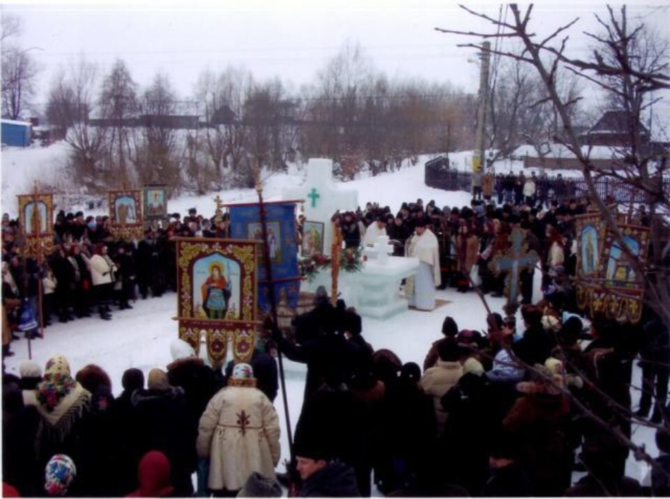 Colțul cititorului: Cea mai măreață cruce de gheață în comuna Horodnic de Sus