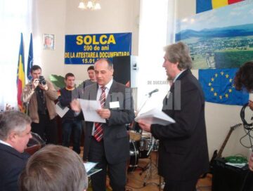 Subprefectul Băișanu primind diploma onorifică