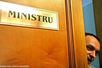 Ministrul Educației, Cristian Adomniței, discutând cu presa