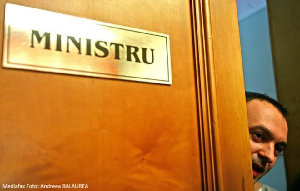 Ministrul Educației, Cristian Adomniței, discutând cu presa