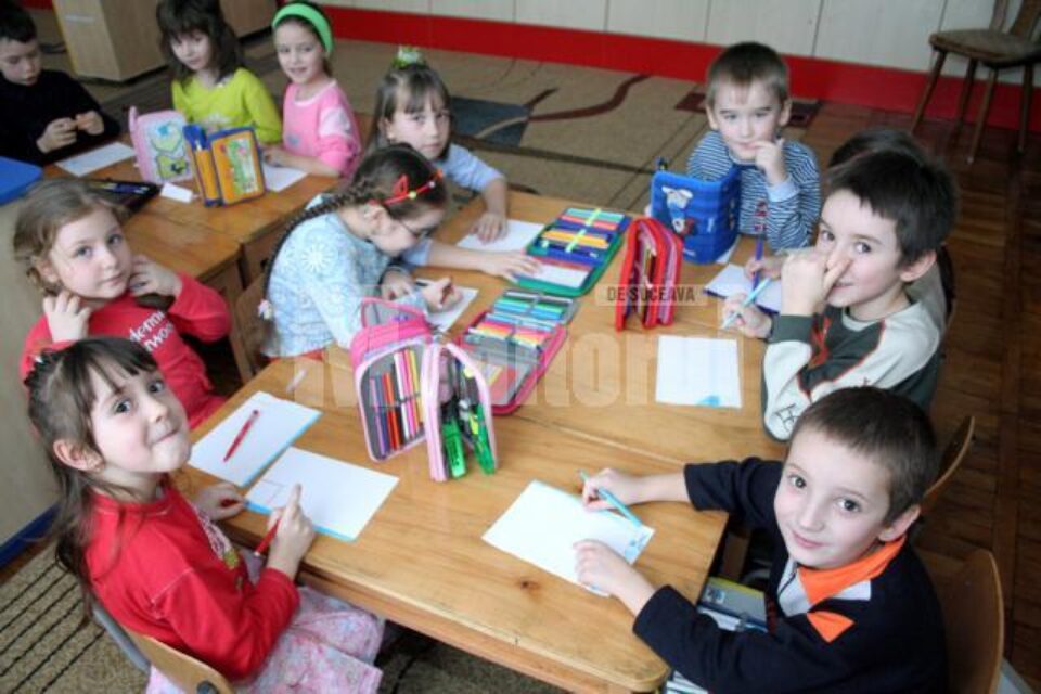 Suceava: Preșcolarii, înghesuiți în grupe de câte 40 de copii