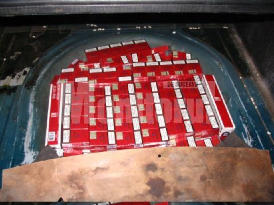 Țigările ascunse podeaua portbagajului