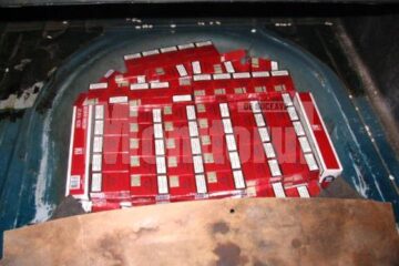 Țigările ascunse podeaua portbagajului