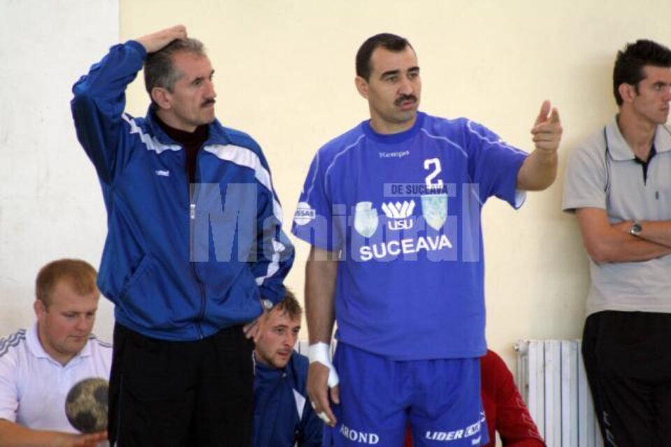 În absența lui Petru Ghervan (stânga), antrenamentele sucevenilor au fost conduse de Leonard Bibirig (dreapta) În absența lui Petru Ghervan (stânga), antrenamentele sucevenilor au fost conduse de Leonard Bibirig (dreapta)